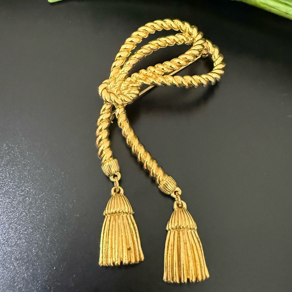 Vintage 80’s AVON Decorative Tassel Gold Tone Rope Tassel Dangle Brooch 20g.